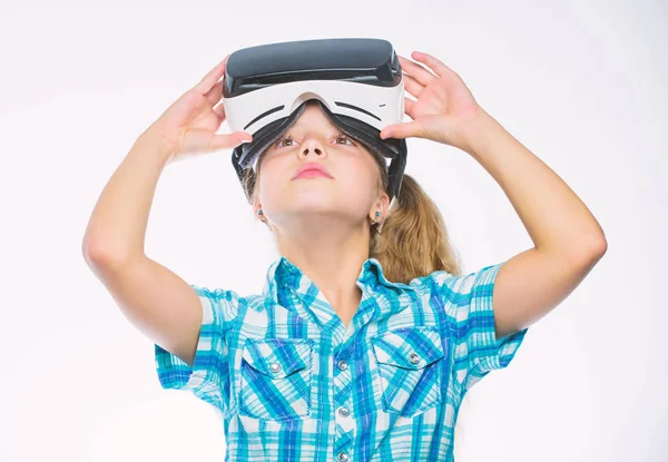 Boldog gyerek használja a modern technológia, virtuális valóság. Kap a virtuális élmény. Lány aranyos gyerek fej szerelt kijelző fehér háttér. Virtuális valóság fogalmát. Virtuális oktatás, iskolai tanuló részére — Stock Fotó