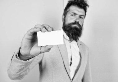 Kart kopyalama uzayı profesyonel işgal pozisyonu. Beni aramaktan çekinme. İş adamının elinde boş bir kart var. Sakallı hippi ciddi yüz gösterisi kartı. İş için banka hizmetleri. Kartvizit tasarımı