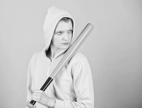 Equipamiento deportivo. Aptitud atlética. Entrenamiento de mujeres con bate de béisbol. Luchando con la agresión. mujer agresiva con bate. La vida callejera. Una luchadora deportiva. El mejor ejercicio. Luchador de confianza — Foto de Stock