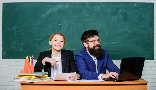 Förbättra mig själv genom utbildning. pappersarbete. Kontors liv. affärsman och lycklig sekreterare. affärs par använder laptop och dokument. tillbaka till skolan. formell utbildning. lärare och student på tentamen — Stockfoto