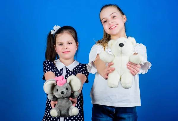 Dagis koncept. små flickor med mjuka Björn leksaker. Happy Little Sisters flickor spelar spel i lekrum. Handgjorda. sömnad och DIY hantverk. lekplats på dagis. leksaksaffär. barnens dag — Stockfoto