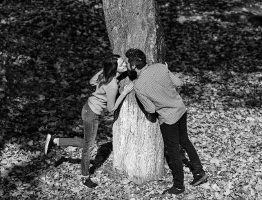 Kız ve sakallı adam ya da randevu öpücüğü mutlu lovers