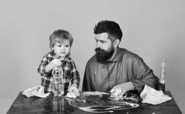 Sakal ve bıyık lastik eldiven ve çocuk adam