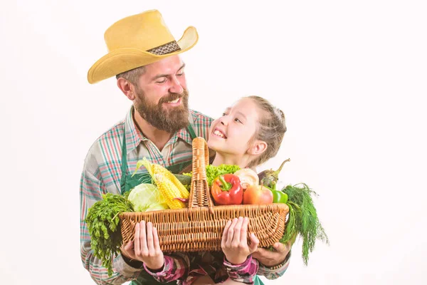 Rodinná farma biozeleniny. Muž vousatý venkovský farmář s klukem. Farmář rodinné domácí sklizně. Otec a dcera drží košík sklizeň zeleniny. Můj otec je farmář. Zahradnictví a sklizně — Stock fotografie