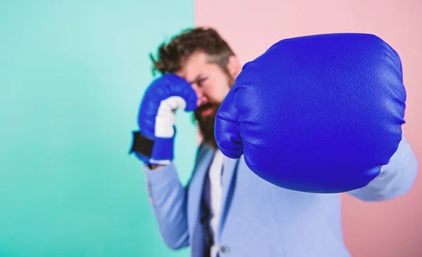 Nascido para lutar. Luva de boxe e empresário desfocado em roupas formais. Lutando pelo sucesso no esporte e nos negócios. Homem barbudo em posição de boxe. O esporte melhora suas habilidades de liderança. Forte e poderoso — Fotografia de Stock