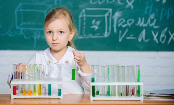 Schulchemisches Experiment. Schulbildung. interessanter Lernansatz. zukünftiger Wissenschaftler. erforschen und untersuchen. Schulstunde. Mädchen süße Schülerin spielen mit Reagenzgläsern und bunten Flüssigkeiten — Stockfoto