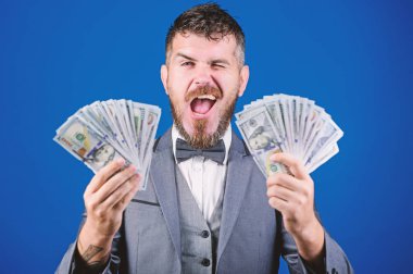 Billioner Doları banknot ile. İş dünyası ve spor başarı. bir piyango kazanma. sonra büyük bir iş adamı. Finans ve ticaret. mutlu sakallı adamın bir sürü para var. ofiste başarılı gün