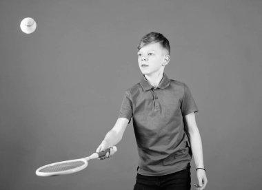 Tenis eğlencelidir. Jimnastik salonu iş genç çocuk. Küçük çocuk. Fitness diyet sağlık ve enerji getiriyor. Raket ve top ile tenis oyuncusu. Çocukluk etkinlik. Spor oyun başarı. Mutlu çocuk oyun Tenis