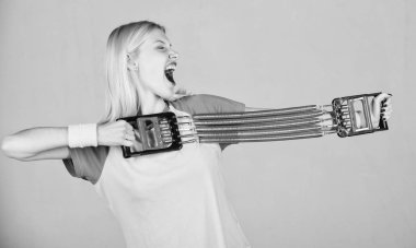 Genişletici ekipman ile egzersiz. Spor ekipmanları kavramı. Vücut geliştirmek. Büyük şekli elde etmek. Sonuç tadını çıkarın. Kadın genişletici Spor donatımı çaba ile germek. Nasıl uygun ekipman kullanım yolu