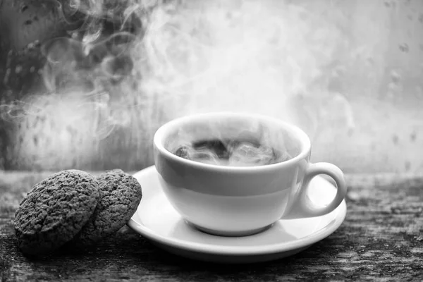 귀리 쿠키 디저트와 함께 커피 음료입니다. 비오는 날에 즐기는 커피. 비오는 날에 커피 시간입니다. 화이트 컵 또는 찻잔 창턱에 신선한 양조 커피. 젖은 유리 창과 뜨거운 카페인 음료의 컵 — 스톡 사진