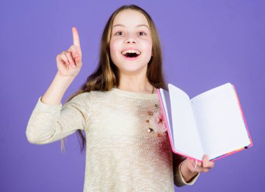 Eğitim için harika planlarım var. Sevimli küçük çocuk parmak kaldırdı ve açık öğretim kitabı tutmak. Sevimli küçük kız ilkokulda örgün eğitim alıyor. Eğitim zorunludur, kopyalama alanı