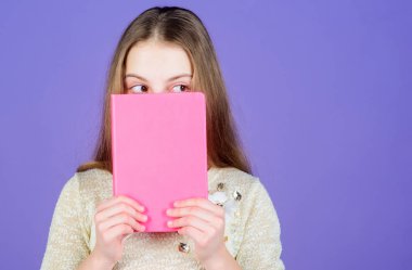 Kitap konsepti. Akıllıca alıntılar. Çocukluk edebiyatı. Gelişim ve eğitim. Okuma becerisi. Kişisel günlük. Ders kitabı sunumu. Çalış ve öğren. Kız kitap mor arka plan tutun. Çocuk gösteri kitabı