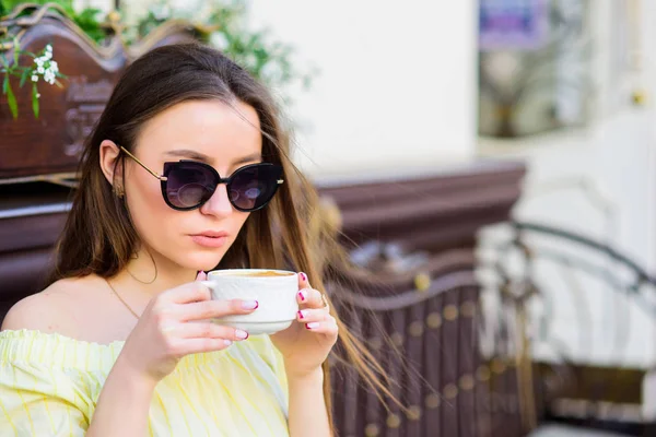 Menina relaxar no café. Almoço de negócios. Café da manhã. À espera de um encontro. Bom dia. Hora do pequeno almoço. moda de verão. Encontro no café. mulher elegante em copos beber café. Manhã começa com café. — Fotografia de Stock