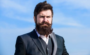 Açık portre. Geleceğin başarısı. Erkek resmi moda portre. Sakalı olgun hipster. bıyık açık acımasız beyaz hipster. Sakallı adam portre. Gökyüzü açık karşı işadamı