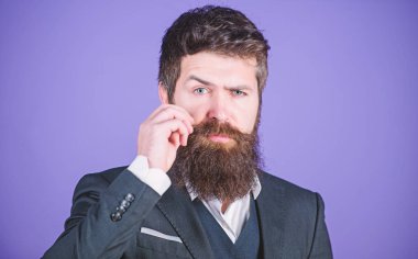 Resmi kıyafeti. Şıklığı ve erkek tarzı. Moda kavramı. Adam giyim resmi kıyafeti. Kusursuz stili. İşadamı modaya uygun kıyafet Menekşe arka plan ayakta. Adam sakallı hippi giyim Klasik takım elbise kıyafet