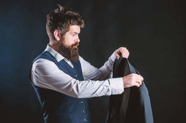 Yeni kıyafetler tasarlıyorum. Trend tasarımları üzerinde çalışıyorum. Tasarımcı terzi kıyafeti. Sakallı, olgun bir hippi. Bıyıklı vahşi. Takım elbiseli bir işadamı. Erkek modası. Sakallı beyefendi.