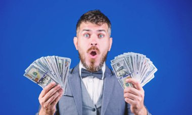 Sonuç tüm umutlarını aştı. Nakit para tutan sakallı adam. Zengin işadamı bizimle dolarlık banknotlar. Para birimi broker para bohça ile. Para ile iş yapma. İş başlangıç kredi
