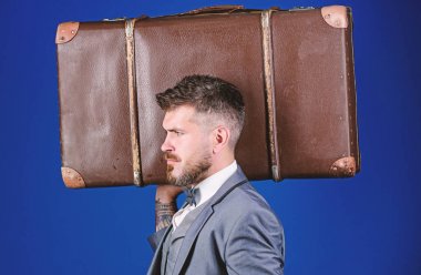 Bagaj sigortası. Seyahat ve Bagaj konsepti. Adam iyi bakımlı sakallı hipster büyük bavul ile. Bütün eşyalarını al. Ağır bavul. Teslimat hizmeti. Bagaj ile hipster gezgin