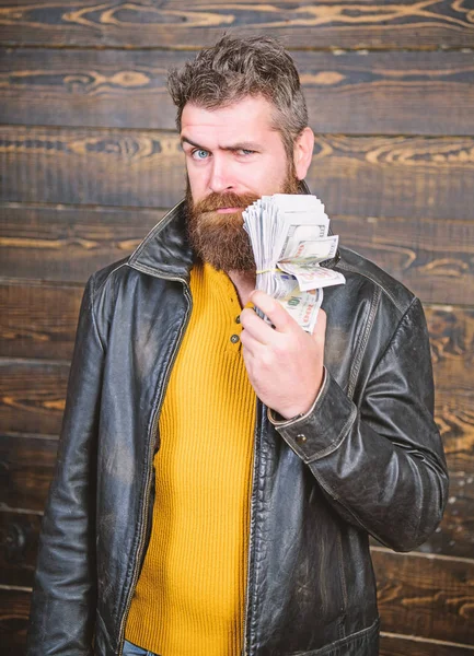 Brutaler Mann hat Bargeld Reichtum und Wohlbefinden. Mann brutal bärtigen Hipster tragen Lederjacke und halten Bargeld. Mafia-Geschäfte. illegaler Profit und Schwarzgeld. Mafia-Dealer mit Bargeldgewinn — Stockfoto