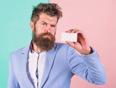 Çekinmeyin bana ulaşın. İş adamı boş kartı tutun. Sakallı hippi ciddi bir yüz gösteri kartı. Bankacılık hizmetleri iş için. Kartvizit tasarımı. Kart kopyalama alanı profesyonel meslek pozisyon