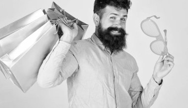 Adam kaygısız tutun alışveriş torbaları sakallı. Alışveriş aptal para harcıyorsun. Aptalca şeyler para ile yapmak. Nasıl ihtiyacın yok şeyler almayı durdurmak için. Alışveriş ile takıntılı. Bağımlısı tüketici kavramı