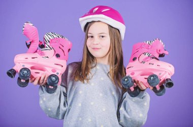 Etkin boş ve yaşam tarzı. Roller buz pateni teen hobi. Neşeli genç pateni gidiyor. Sportif genç kız. Kız cute teen giyim kask ve tekerlekli paten Menekşe arka plan üzerinde. İleri Maceraları