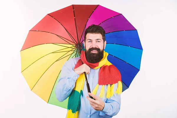 É muito útil para mantê-lo seco. Homem da chuva. Homem barbudo com guarda-chuva colorido. Pessoa colorida segurando guarda-chuva aberto. Proteção contra chuva. Modelo de moda com acessório elegante para primavera ou outono — Fotografia de Stock