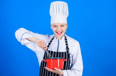 Çırpıda devam et. Mutlu kadın elle çırparak pişirir. Profesyonel fırıncı çırpma yöntemi ile pasta yapma. Çırpma yumurta veya krem için çırpma gereçleri