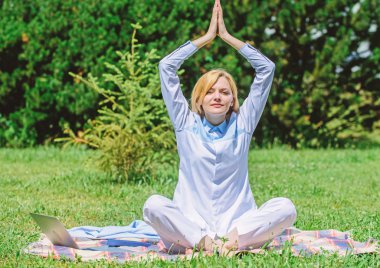 Pratik meditasyon rahatlatıcı bir kadın. Her gün meditasyon. Neden her gün meditasyon. Dakika dinlenmek için bulmak. Zihnini boşalt. Kız meditasyon halı yeşil çim çayır doğa arka plan üzerinde
