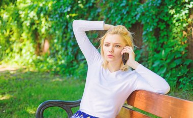 Senin hakkında endişe verici. Kız modern smartphone arkadaşım cep telefonu arama. Kız sarışın gergin yüz konuşmak smartphone yeşil doğa arka plan. Cep telefonu konuşmayı parkta kadın