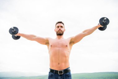 Vücudu mükemmel. atletik vücut. Halter spor salonu. fitness ve spor ekipmanları. Kaslı adam sabahları barbell ile egzersiz. adam sporcu halter. Başarı. Mükemmel pazılar. özgürlük duygusu