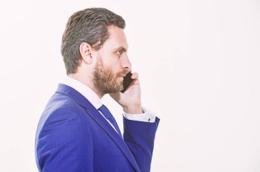 Adam resmi elbise çağrısı destek hizmeti. Mobil telefon konuşma. Danışma ve yardım. İş arama kavramı. Telefon görüşmeleri. Teknik destek servisini arayın. İşadamı smartphone yakınında tutun