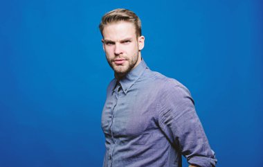 tıraşsız tişörtlü adam. Adam patron. Erkek moda. CEO ve çalışan. kendinden emin bir görünüm ile iş adamı. iş. Yakışıklı maço adam. İş coach. Kişisel tarzını takip. Kendi tarzında