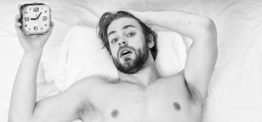 Tembel adam mutlu yükselen yatakta uyanmak sabah taze duygu ile eller rahat. Uyku sonra adam duygu sırt ağrısı yatakta. Adam mutlu uyanma.