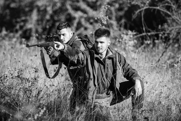 Myśliwi z karabinów w otoczeniu przyrody. Hunter przyjaciel cieszyć się wypoczynek w pole. Myśliwska HUNTERS szuka zwierzęcia lub ptaka. Polowanie z przyjaciółmi hobby wypoczynek. Hobby dla prawdziwych mężczyzn koncepcja — Zdjęcie stockowe