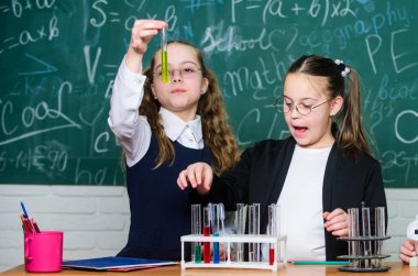 Küçük çocuklar. Bilim. Kimya bilimi. mikroskop ile biyoloji deneyleri. Laboratuvar mikroskobu ve test tüpleri. Okul laboratuvarında kimya kazanan küçük çocuk bilim adamı. Kendine güvenen öğrenci eğitimi