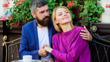 Hoş bir aile hafta sonu. Evli güzel çift birlikte rahatlatıcı. Seyahat ve tatil. Kafe ve halka açık yerleri keşfedin. Çift sarılma kafe terası. Aşık çift kafe terasında kahve keyfine varıyor