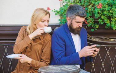 telefon tarihi kullanarak. Sabah kahve. kadın ve sakallı kafede rahatlayın. Çift romantik tarihte aşık. Acımasız sakallı hippi ve kız kahve içmek. İlk kız ve olgun adam karşılamak