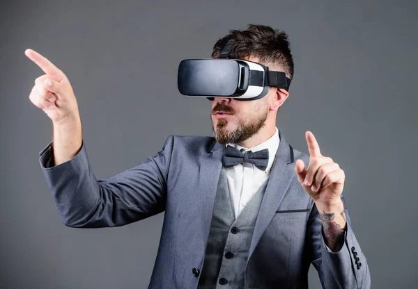 Innováció az üzleti életben. virtuális valóság szemüveg. Modern üzlet. Digitális jövő és innováció. a szakállas férfi vezeték nélküli VR szemüveget visel. a VR headset üzletember. Vizuális valóság. a jövőbeli technológia használata — Stock Fotó