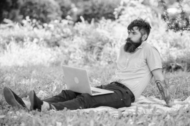 İlham arıyorsanız. Çayır doğa arka plan rahatlatıcı laptop ile sakallı adam. Blogger doğa tarafından ilham kaynağı olma. Yazar ilham doğa ortamı için arıyorum. İlham bloglama için