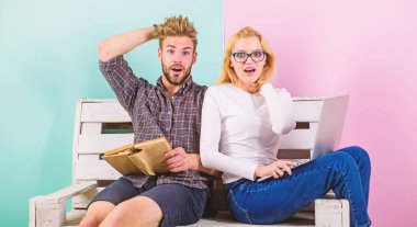 Giriş sınavına hazırlık öğrencileri. Çift olan öğrenciler kitap ve dizüstü eğitim. Erkek ve kadın fark geçen sınav için hazır olmayan korkuttu testi başarısız kılmak için. Çift sınav yüzünden şok