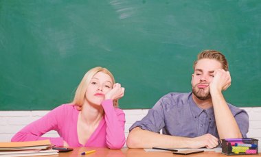 Okula dönüş. Erkek ve kadın sınıfta birkaç. Evde eğitim. Modern okul. Bilgi gün. Öğrenci hayatı. Ders ve yazı tahtası. Öğretmenler günü. yorgun çift. Son olarak mezun olan