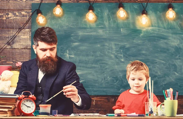 家庭教育概念。父と息子が一緒に塗装します。発展途上の子供たちの創造性 — ストック写真
