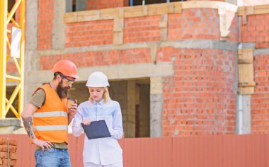 İnşaat ekibi iletişim kavramı. Kadın mühendis ve Oluşturucu inşaat alanında iletişim. İlerleme planı tartışmak. İnşaat sektöründe katılımcı ve inşaat istemciler arasındaki ilişkileri