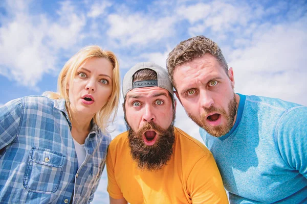 De ninguna manera. Amigos asombrados mirándote. Eso es imposible. Una noticia impactante. Sorprendida expresión de cara sorprendida. Cómo impresionar a la gente. Impresionante impresión. Hombres con barba y mujer sorprendidos —  Fotos de Stock