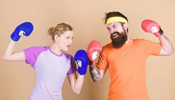 El dolor es temporal, el orgullo es para siempre. entrenando con el entrenador. Mujer feliz y hombre barbudo entrenar en el gimnasio. Ropa deportiva. Pelea. Knockout y energía. entrenamiento de pareja en guantes de boxeo. punching, sport Éxito —  Fotos de Stock