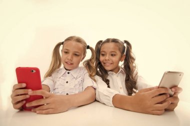 bloglama okulda. küçük mutlu kızlar blogging üstünde smartphones. küçük kızlar okula geri. hayat kolaylaşır teknolojileri