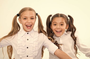 Okul kızları şirin ponytails saç ve parlak gülümsüyor. En iyi arkadaş mükemmel öğrenciler. Mükemmel kız öğrenciler derli toplu görünüm Tanıştığımıza memnun. Okul yeni arkadaşlar. Bizi daha yakından tanımak