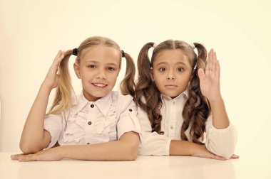 Soru ve cevap. Küçük liseli kızlar sorulara cevap vermeyi bilirler. - Biliyorum. Elleri havada küçük liseli kızlar.