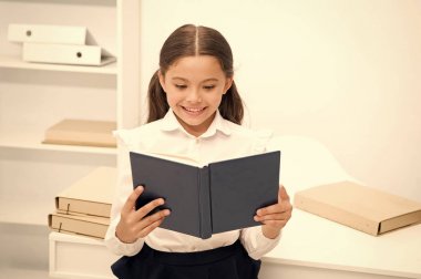 Heyecan verici edebiyat kavramı. Kız çocuk kitap standı beyaz iç okuyun. Kız öğrenci eğitim ders kitabı. Çocuk kız okul üniforması mutlu yüz kitap okuyun. Bilgi hakkında heyecanlı. Böyle ilginç konu